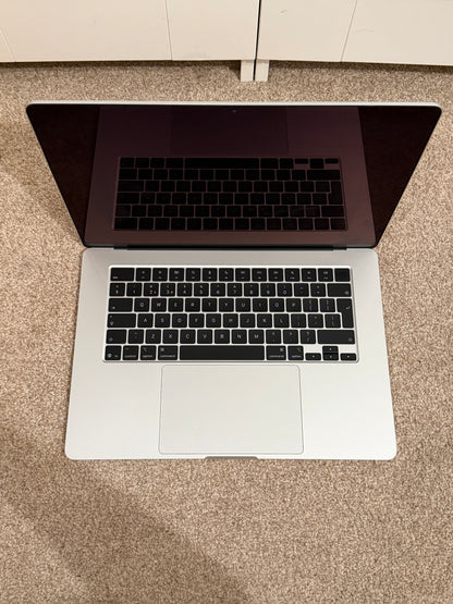 Apple Macbook Air 15 inch 2025 - M4, 16gb RAM, 256gb SSD - Fully Working!