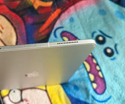 Apple iPad Pro 11 inch 1st Gen 64gb WiFi/Cellular - Silver. Faulty/No Power!