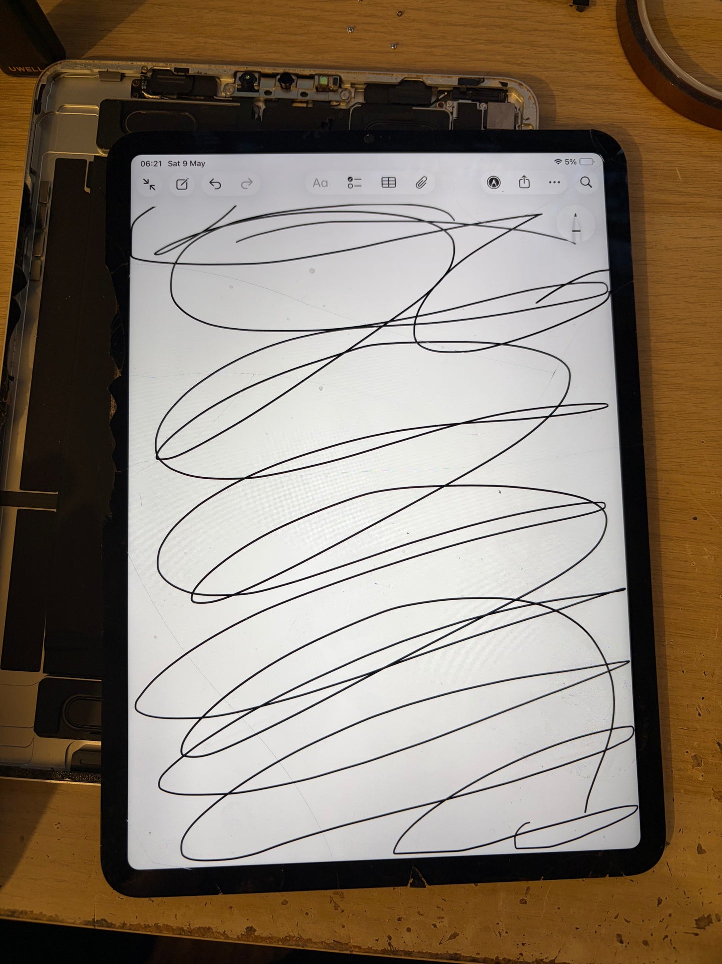 Apple iPad Pro 11 inch 3rd/4th Generation LCD Screen - Cracked Glass / Fully Working.