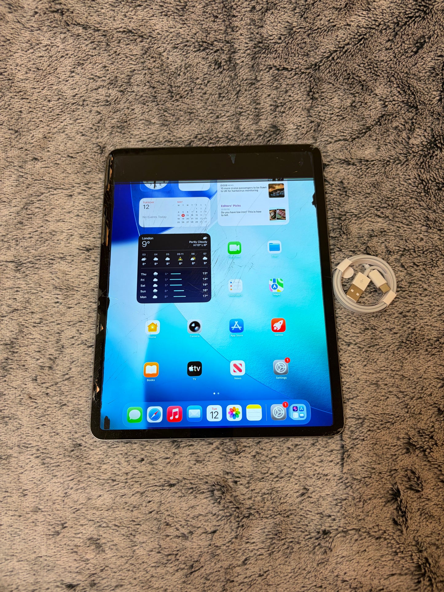 Apple iPad Pro 12.9 3rd Gen 64gb WiFi - Grey. Damaged screen / Needs Repair.