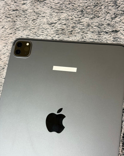 Apple iPad Pro 11 inch 2nd Gen 128gb WiFi - No Power/Damaged Screen.