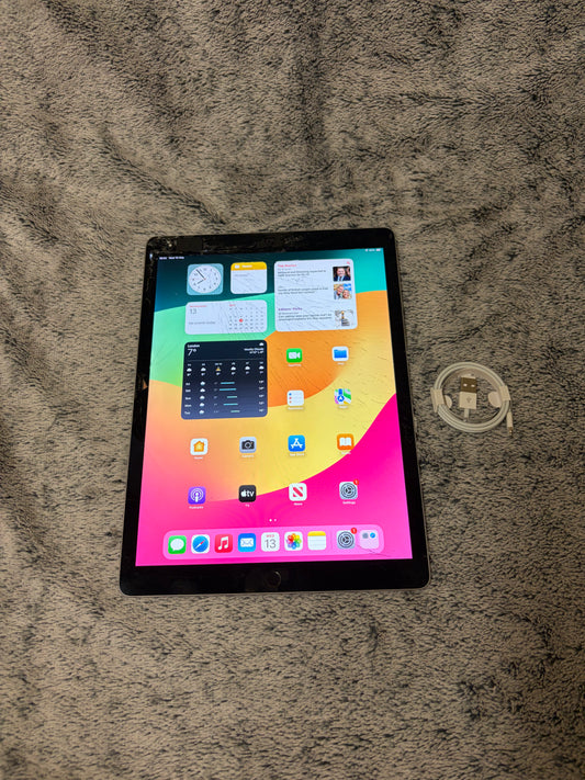 Apple iPad Pro 12.9 inch 2nd Gen 64gb WiFi - Cracked Screen - Fully Working.