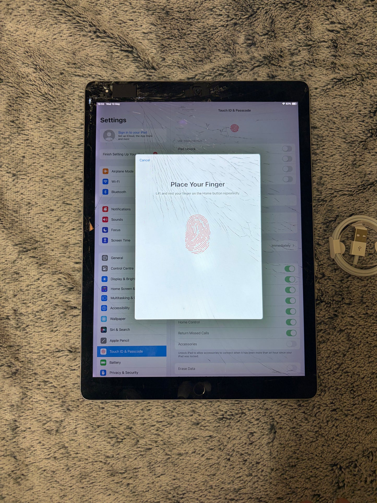Apple iPad Pro 12.9 inch 2nd Gen 64gb WiFi - Cracked Screen - Fully Working.