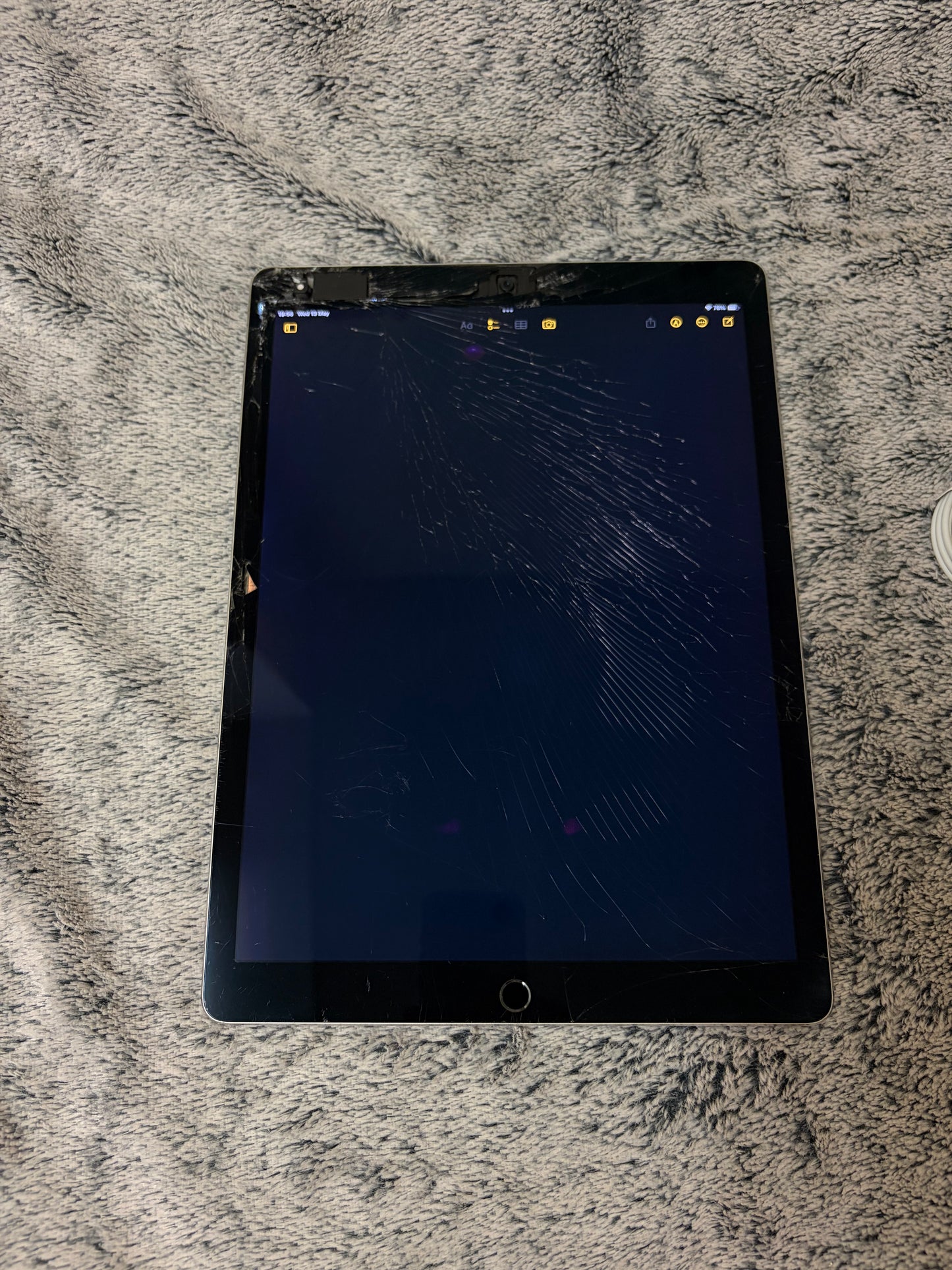 Apple iPad Pro 12.9 inch 2nd Gen 64gb WiFi - Cracked Screen - Fully Working.