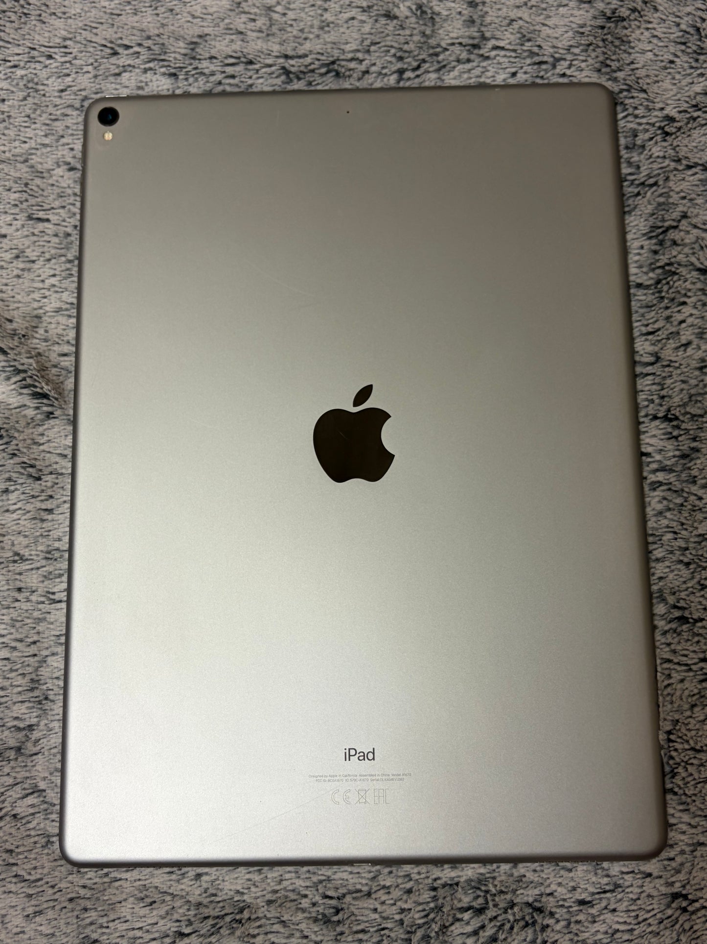 Apple iPad Pro 12.9 inch 2nd Gen 64gb WiFi - Cracked Screen - Fully Working.