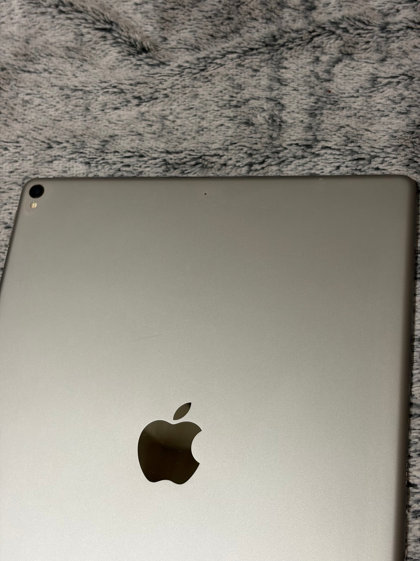Apple iPad Pro 12.9 inch 2nd Gen 64gb WiFi - Cracked Screen - Fully Working.