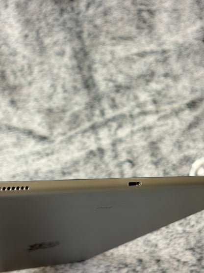 Apple iPad Pro 12.9 inch 2nd Gen 64gb WiFi - Cracked Screen - Fully Working.