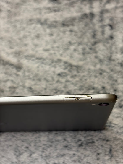 Apple iPad Pro 12.9 inch 2nd Gen 64gb WiFi - Cracked Screen - Fully Working.