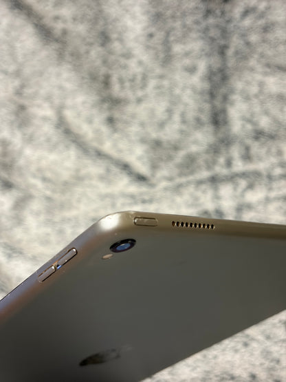 Apple iPad Pro 12.9 inch 2nd Gen 64gb WiFi - Cracked Screen - Fully Working.
