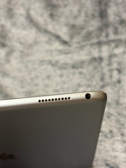 Apple iPad Pro 12.9 inch 2nd Gen 64gb WiFi - Cracked Screen - Fully Working.