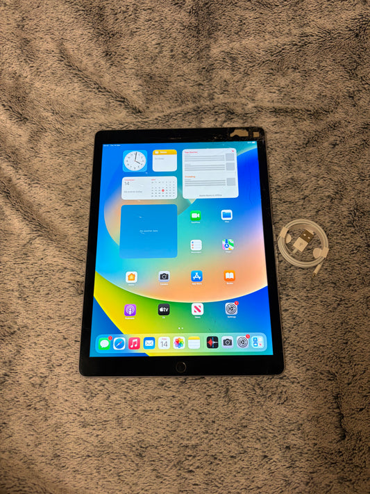 Apple iPad Pro 12.9 inch 1st Gen 128gb WiFi - Cracked Screen - Fully Working.