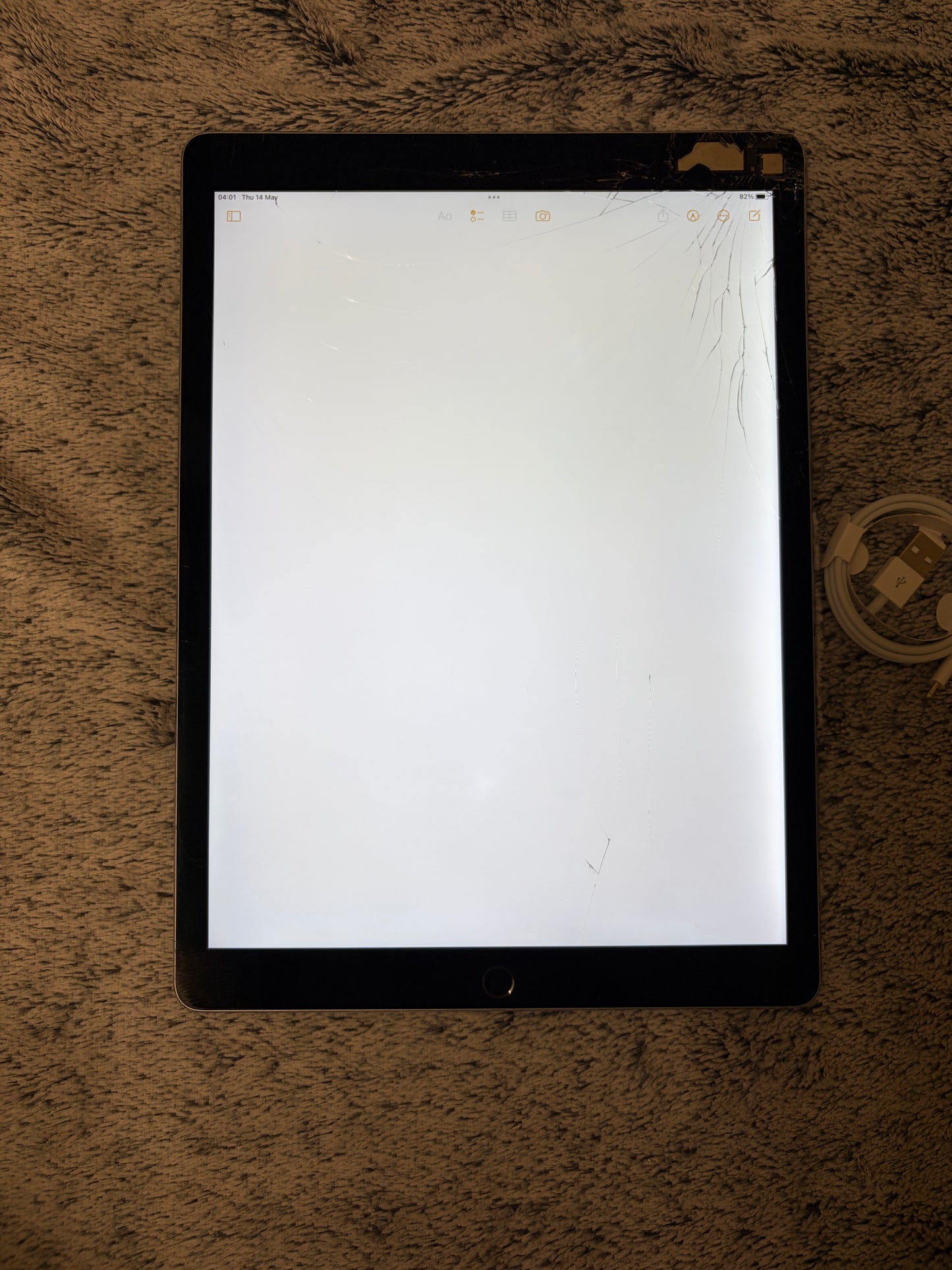 Apple iPad Pro 12.9 inch 1st Gen 128gb WiFi - Cracked Screen - Fully Working.