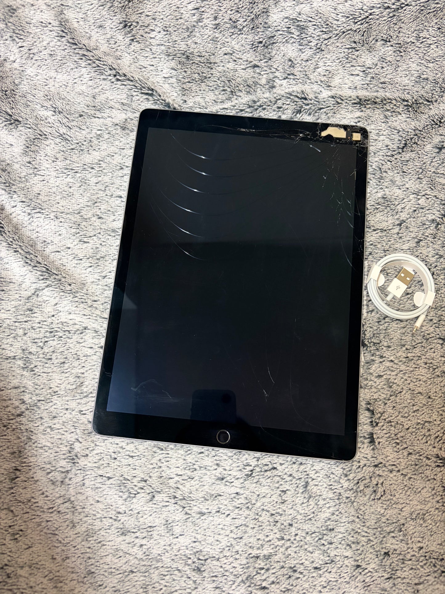 Apple iPad Pro 12.9 inch 1st Gen 128gb WiFi - Cracked Screen - Fully Working.