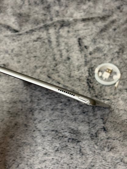 Apple iPad Pro 12.9 inch 1st Gen 128gb WiFi - Cracked Screen - Fully Working.
