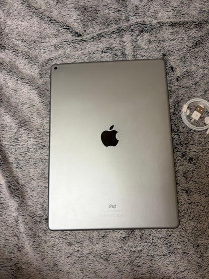 Apple iPad Pro 12.9 inch 1st Gen 128gb WiFi - Cracked Screen - Fully Working.