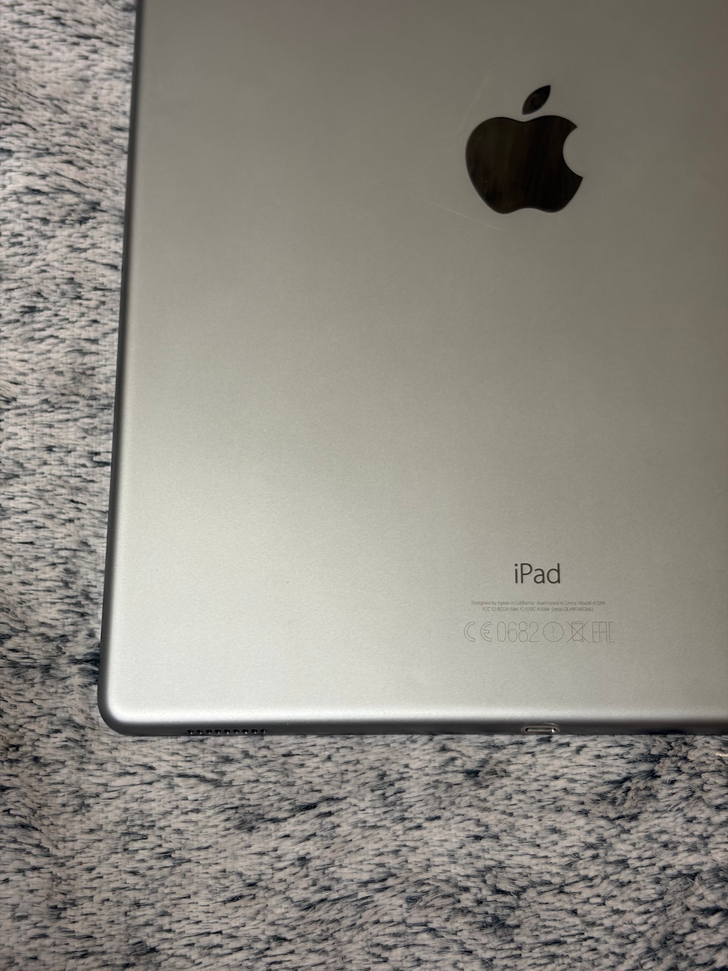 Apple iPad Pro 12.9 inch 1st Gen 128gb WiFi - Cracked Screen - Fully Working.