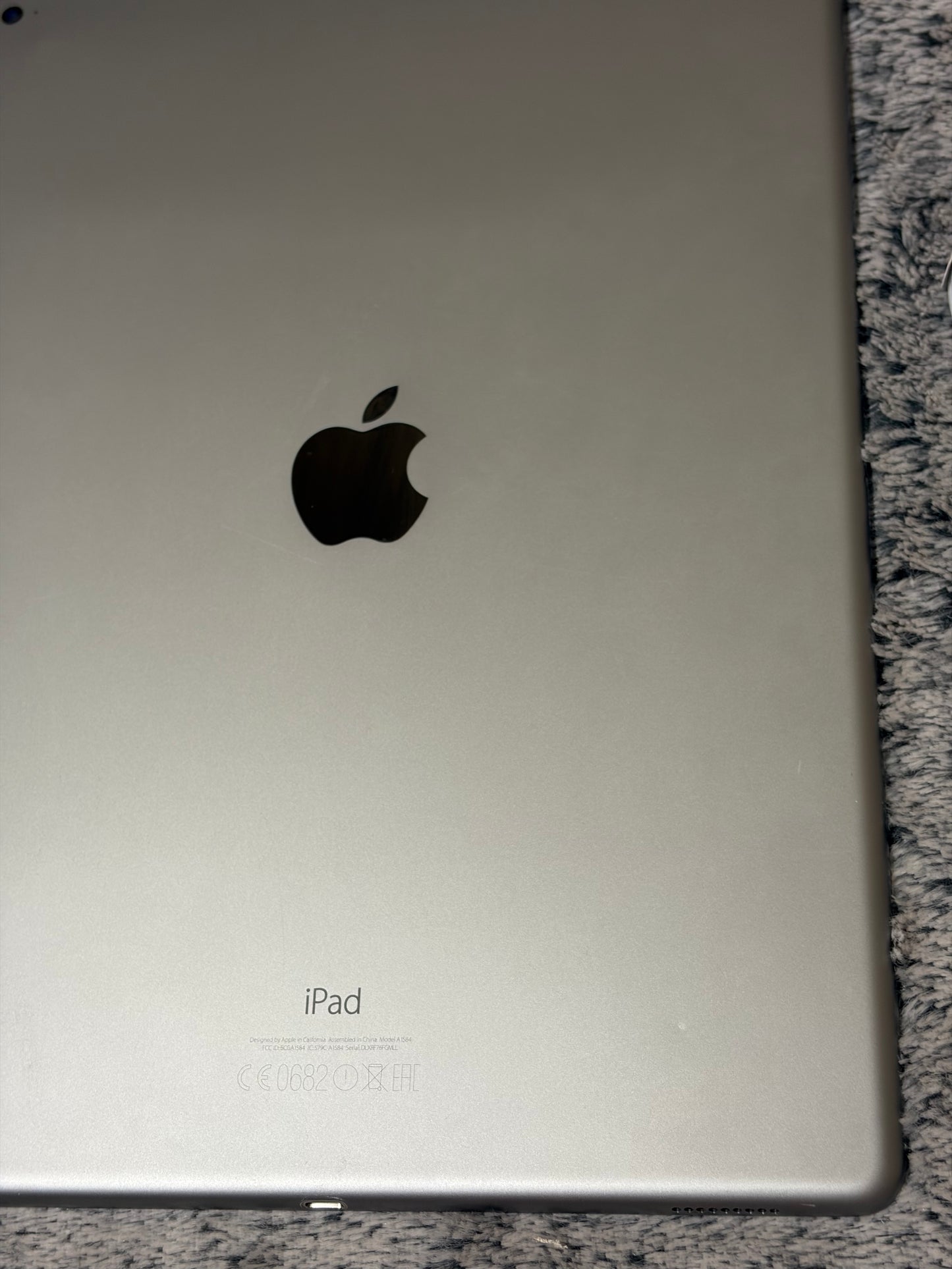 Apple iPad Pro 12.9 inch 1st Gen 128gb WiFi - Cracked Screen - Fully Working.