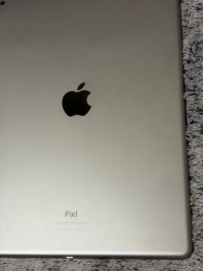 Apple iPad Pro 12.9 inch 1st Gen 128gb WiFi - Cracked Screen - Fully Working.