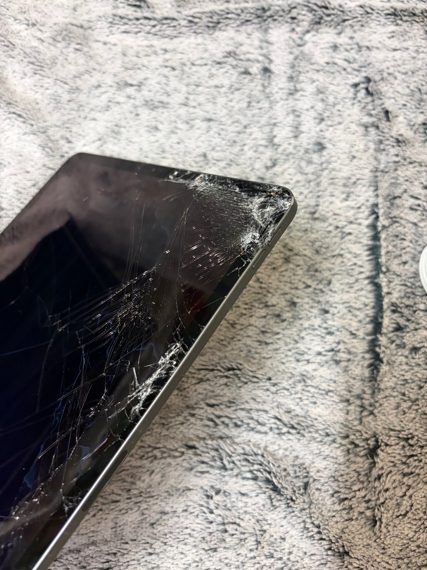 Apple iPad Pro 12.9 inch 4th Gen 128gb WiFi - Damaged Screen - Needs REPAIR.