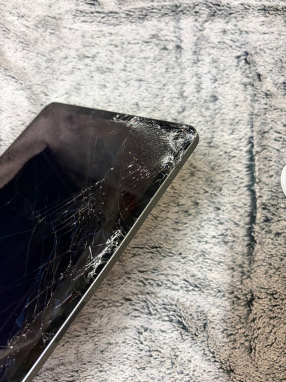 Apple iPad Pro 12.9 inch 4th Gen 128gb WiFi - Damaged Screen - Needs REPAIR.