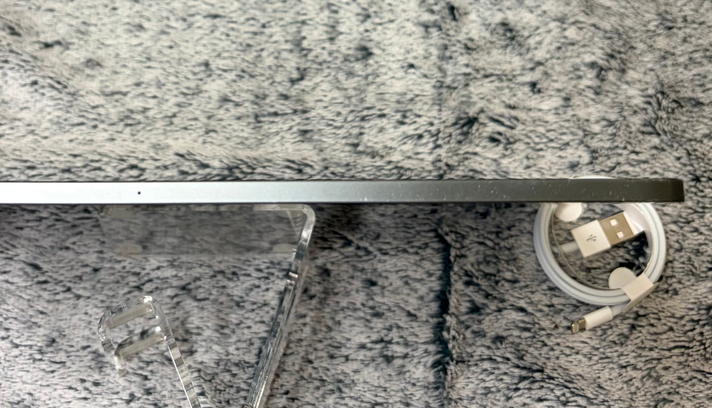 Apple iPad Pro 12.9 inch 4th Gen 128gb WiFi - Damaged Screen - Needs REPAIR.