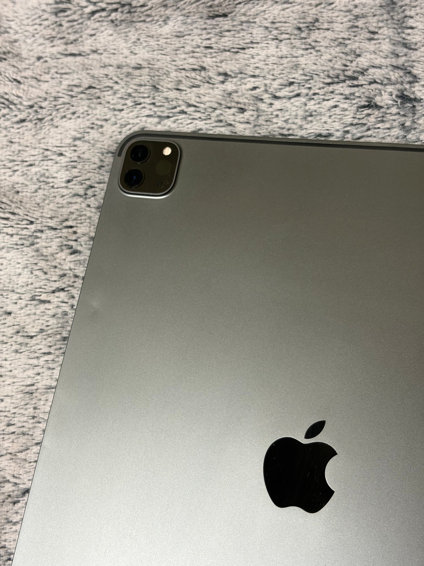 Apple iPad Pro 12.9 inch 4th Gen 128gb WiFi - Damaged Screen - Needs REPAIR.