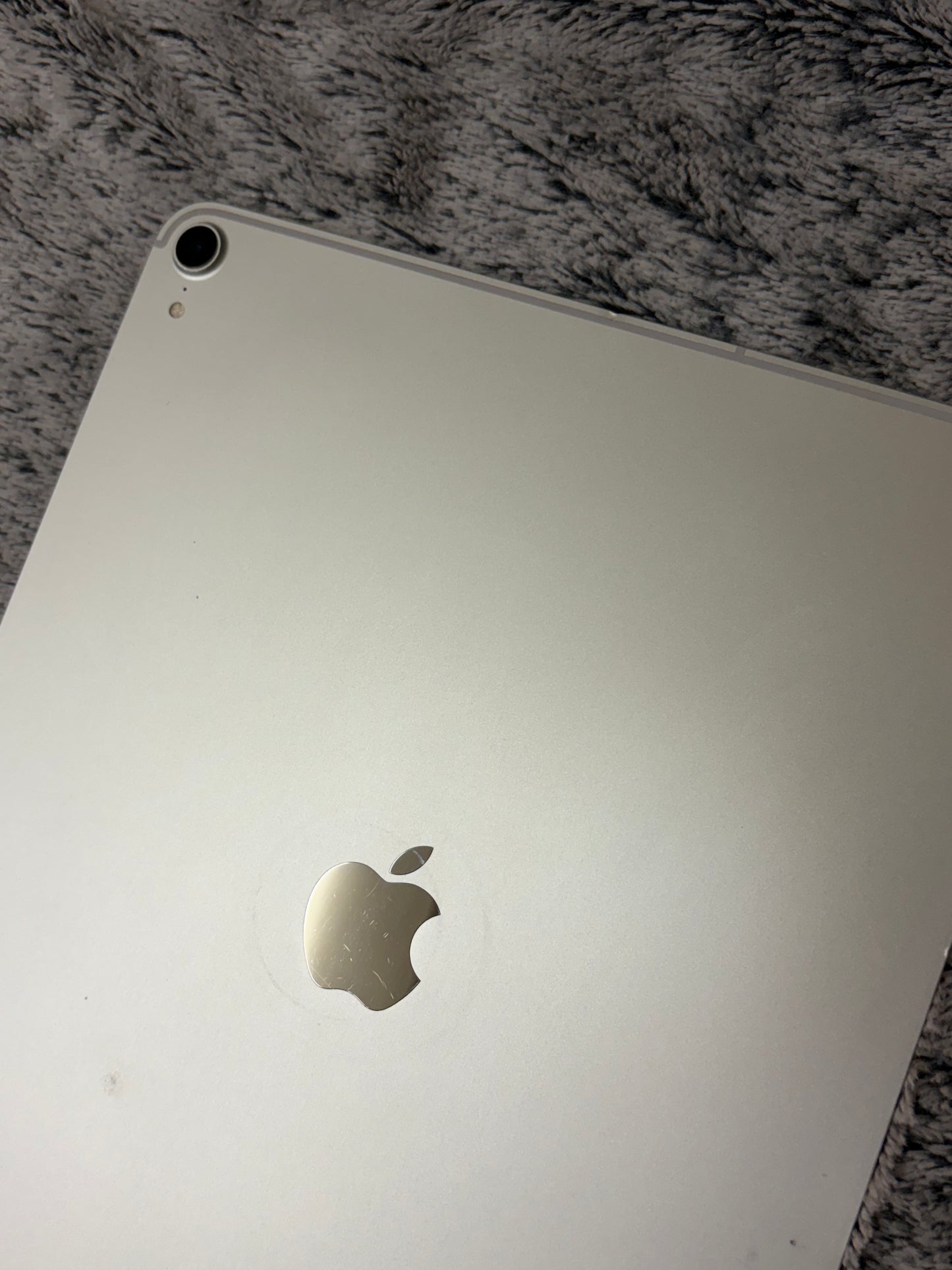 Apple iPad Pro 12.9 inch 3rd Gen 256gb WiFi/Cellular (Unlocked) - Minor Fault.