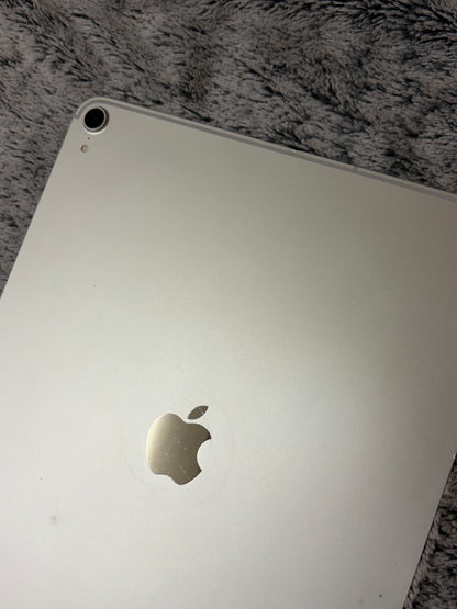Apple iPad Pro 12.9 inch 3rd Gen 256gb WiFi/Cellular (Unlocked) - Minor Fault.