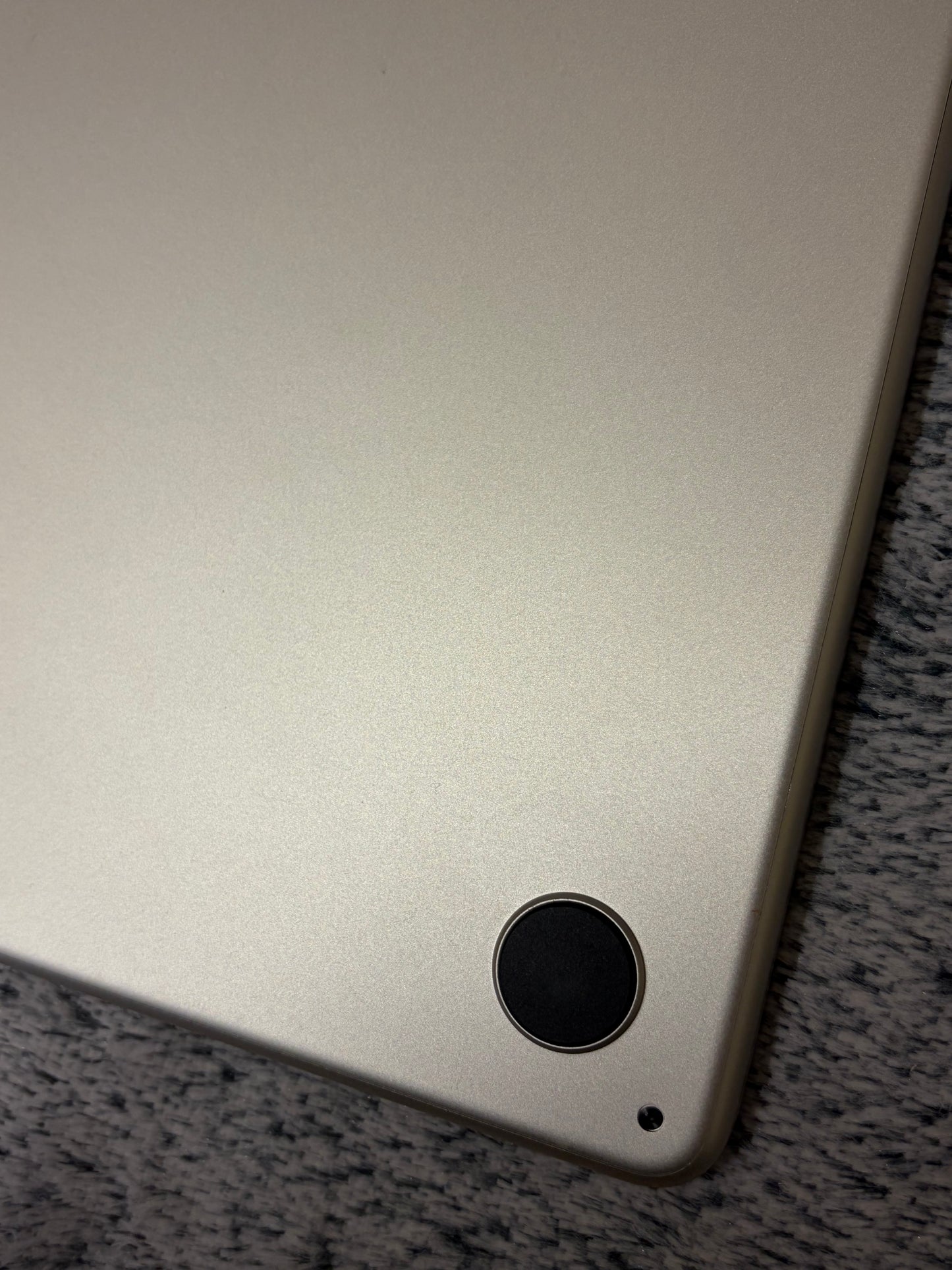 Apple Macbook Air 13 inch 2022 - M2, 16gb RAM, 512gb SSD - MDM Bypassed.