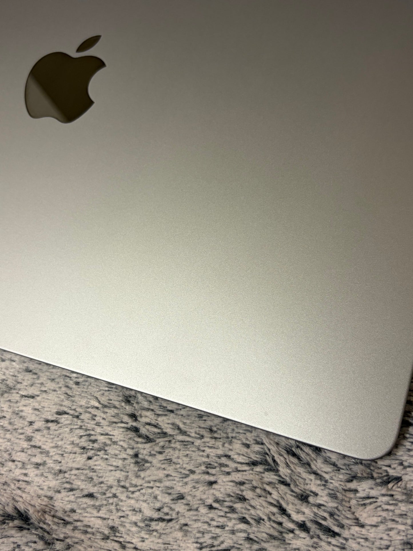 Apple Macbook Air 15 inch 2023 - M3, 16gb RAM, 512gb SSD - MDM Bypassed.