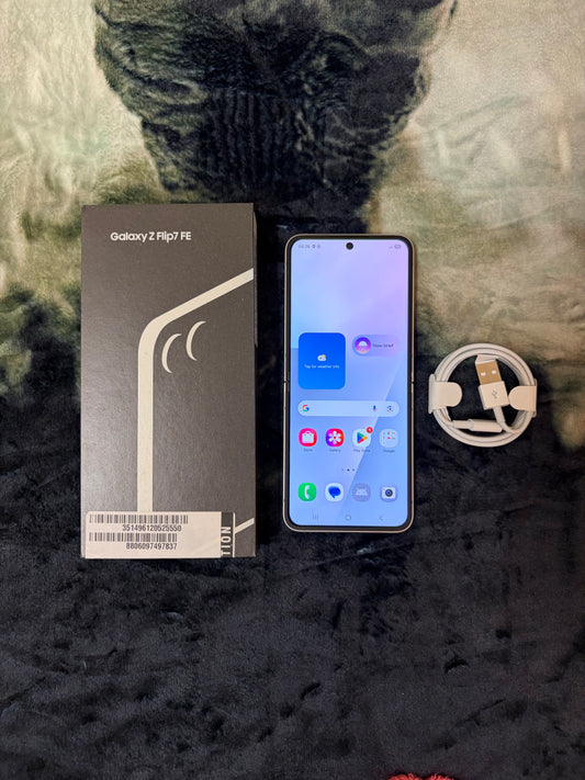 Samsung Galaxy Z Flip 7 FE - Silver - 256gb (Unlocked). Open Box/New!