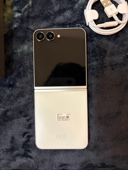 Samsung Galaxy Z Flip 7 FE - Silver - 256gb (Unlocked). Open Box/New!