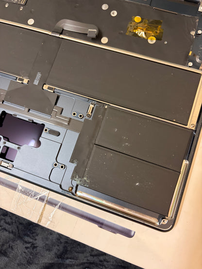 Apple Macbook Air 15 Inch M4 (2025) - Screen/Palmrest ONLY. Faulty