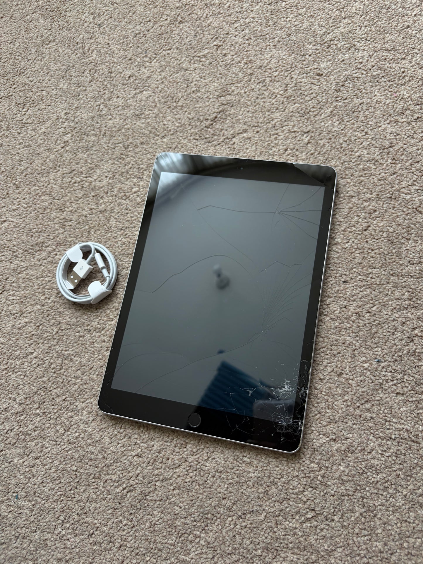 Apple iPad 9th Generation 64gb WiFi - Silver. FAULTY STOCK
